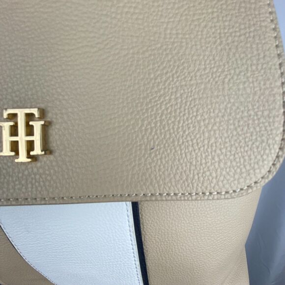 Tommy Hilfiger Chloe II Flap Backpack Fawn/White Greige/Tommy Navy Vegan - Picture 13 of 13